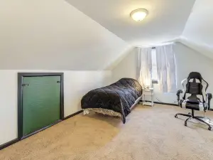 3 Mi to Hard Rock Casino: Charming Home in Gary!
