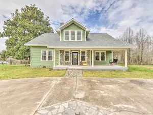 Elegant + Spacious Retreat ~ 18 Mi to Lake Norman!