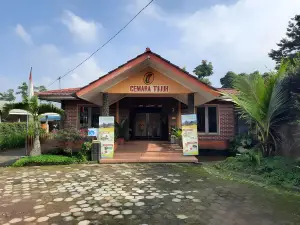 Cemara Tujuh Homestay & Resto