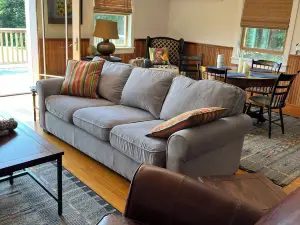 Charming 2-bedroom apartment in picturesque Wilton on a private road with views