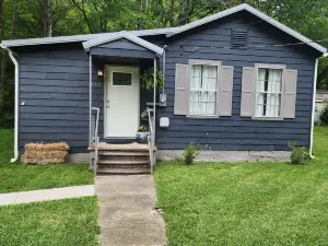 Rhythm & Blues! Quiet, private, downtown! -Golf Cart Available!