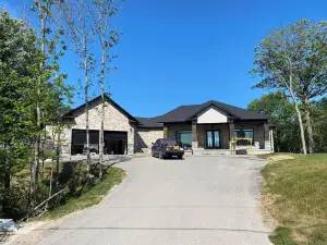 North Muskoka Lake Front 5 Bdrm Newly Built Cottage luxurious Modern Amenities.