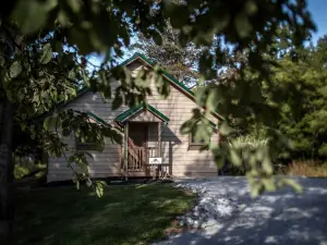 Lakefront Cozy Cabin with Hot-tub in Carbondale, Illinois
