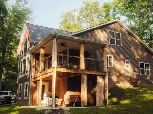 Modern 2 BD cabin with hot tub & Games & Central Loc