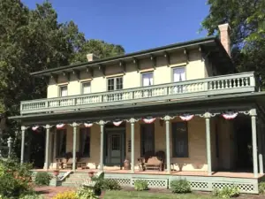 Iron Amethyst Inn   Boutique Hotel
