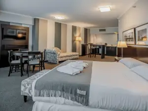 Plaza Real Suites Hotel