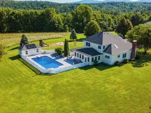 Welcome to Sunset Mountain Retreat! A gorgeous 5 bdrm house in Jaffrey, NH.