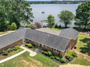 Luxurious 4-Acre Lakeside Retreat: Premier Relaxation & Entertainment!