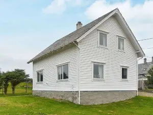 6 Person Holiday Home in Bakkasund