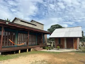 Rembulan Escape - The Container House