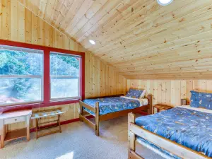 Hot Tub, Game Room, dog-friendly home w/ mountain views close to Ski Resorts
