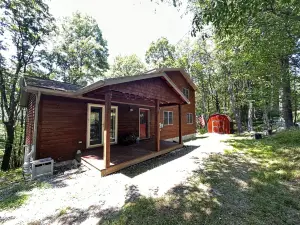 Hot Tub and Resort Amenities - Beautiful Alpine Getaway