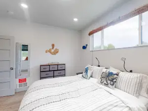 Modern, Dog-Friendly Home with a Full Kitchen, Washer/Dryer, Furnished Patio