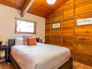 Rustic condo w/ fireplace & beautiful ski and mountain views - walk to lifts