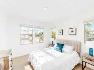 Townhouse with central AC, patio, grill, washer/dryer, pool & hot tub access