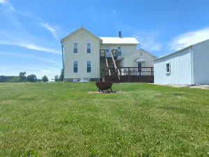 Country Charm on the Sandusky: Live Music Nearby