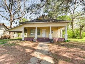 Explore the Ozarks: Arkansas Family Home!