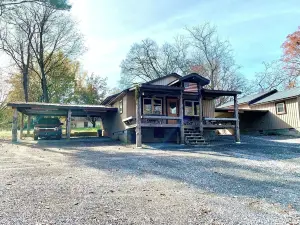 MID LAKE HIDEAWAY, FISHING FAMILY OUTDOOR FUN