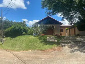 Linda Casa de Campo Nova em Condominio