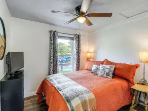 Walk to River and Trails Cozy Damascus Cottage!
