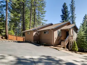 Tranquil Lake Almanor Getaway w/ Grill!