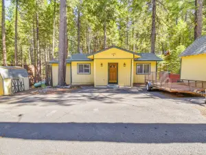8 Mi to Dodge Ridge Mtn Peaceful Cabin with Deck!