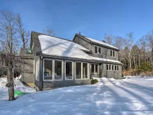 บ้าน Berkshires บนที่ดิน 11 เอเคอร์พร้อมบ่อน้ำและ 2 จุดจุดไฟ!