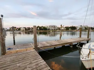 Cozy, Lakeside 1-bedroom condo with AC and WiFi in enjoyable Kemah