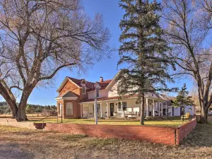 Peaceful Luna Farmhouse with Wraparound Porch!