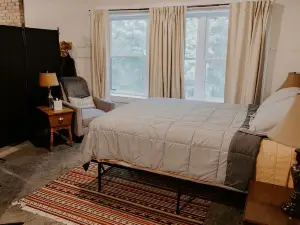 The Rusty Lantern! Enjoy peace and quiet in this cozy mountain cabin! Free WiFi