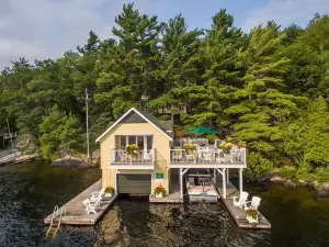 Belleview Keewaydin Island~Perfectly Restored Cottage, Boathouse & Bunkie
