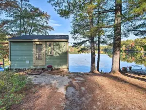 Pet-Friendly Waterfront Cottage on-Site Bunkhouse