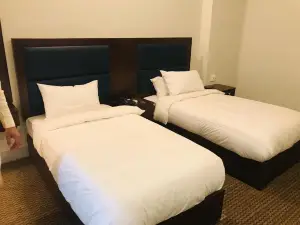 Pearl City Hotel