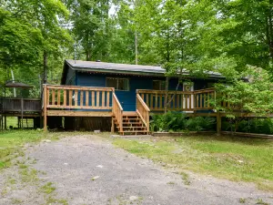 Outdoor Fire Pit and Spacious Patio Oasis - Cozy Woodsy Retreat