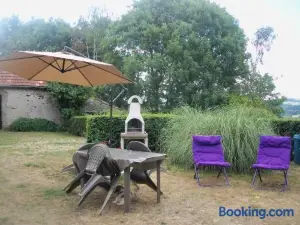 La Croix des Landes gîte ou Chambre d'hôte Avec Piscine à Chouvigny