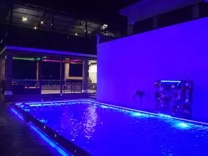 Luxurious property with spacious 11 rooms