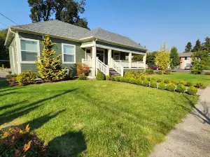 The 1908 Bungalow - 2 Bedroom / 1 Bathroom Stayton, OR
