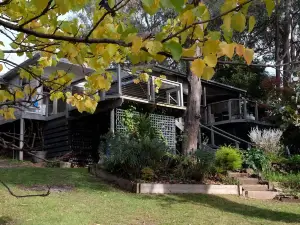 Paradise Retreat Lakehouse. Lake Front. Go fishing from the Backyard.