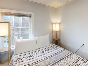 Pleasant dog-friendly house w/panoramic views - short walk to the beach