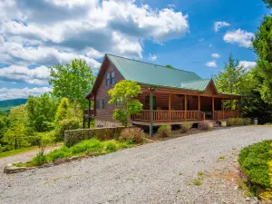 Stunning Views and Outdoor Fire Pit - Luxurious Log Retreat
