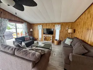 Swim, fish, have fun at the sandbar & cruise the lake! Sleeps 8!