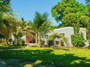 Charming 3-bedrooms house with AC, WiFi in La Libertad 15 Minutes from Airport