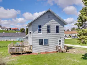 Algoma Retreat Near Beach, Game Room, Yard