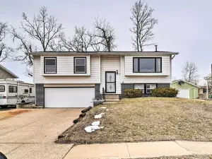 Cedar Rapids Rental w/ Yard ~ 6 Mi to Downtown!