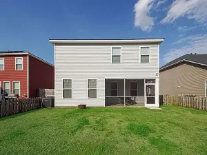 Spacious, charming 2-Story Retreat in Beautiful Summerville – Sleeps 8+