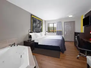 Super 8 by Wyndham Helen