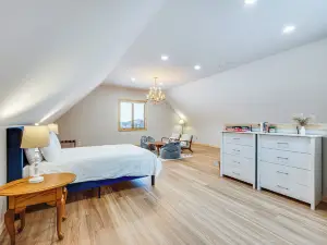 2Br Hilltop Retreat on 12 Acres! Vast Trail Access