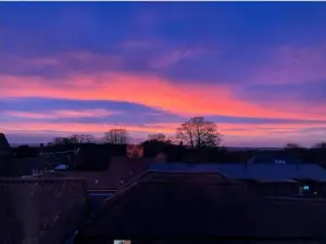 Sunset View, 2 Bedrooms in the Heart of Holt with Parking