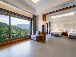 Pinegrove Hotel