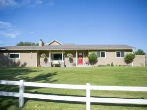 NO cleaning fee!  Executive housing on 4.5 acres close to Missoula